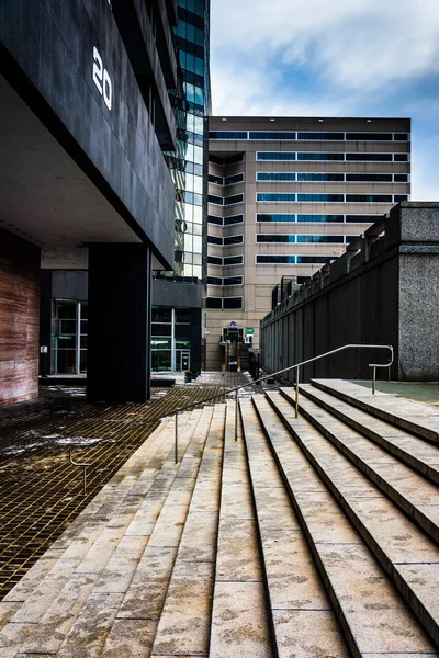 Highrises and stairs at Hopkins Plaza in downtown Baltimore, Mar — Stock Photo, Image