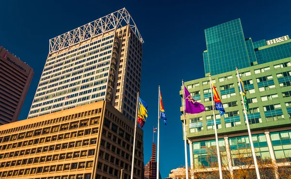 Hoogbouw langs pratt street in de inner harbor van baltimore, m — Stockfoto