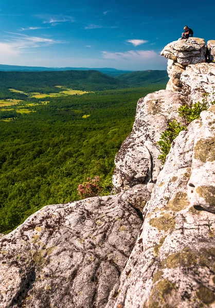 Vandrare och utsikten från en klippa på stora schloss, i george washingto — Stockfoto