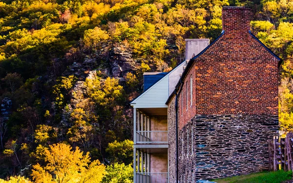 Historické budovy a podzimní barvy v harpers ferry, virgi západ — Stock fotografie