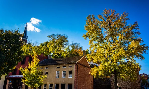 Edificios históricos y colores otoñales en Harpers Ferry, West Virgi — Foto de Stock