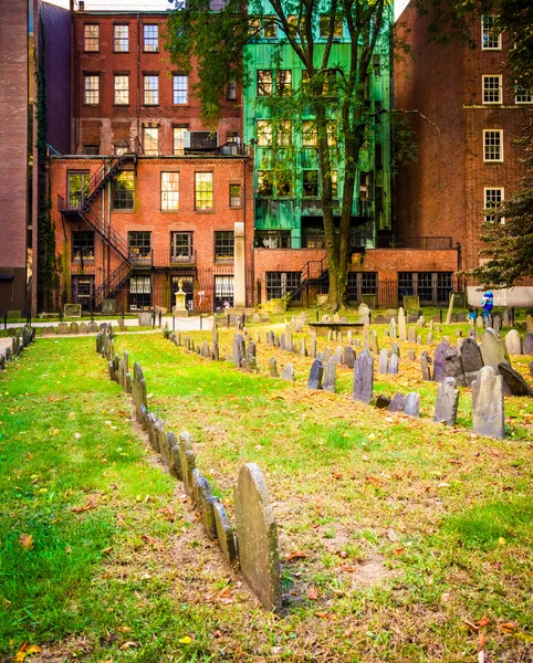 Historische begraafplaats en oude gebouwen in boston, massachusetts. — Stockfoto