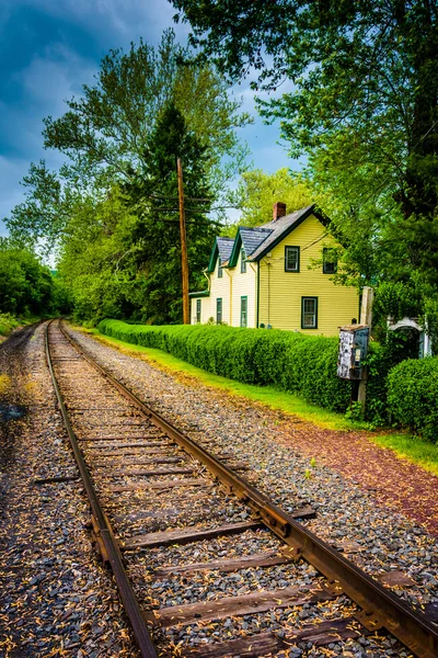 House along railroad tracks in Portland, Pennsylvania. — Stock Photo, Image