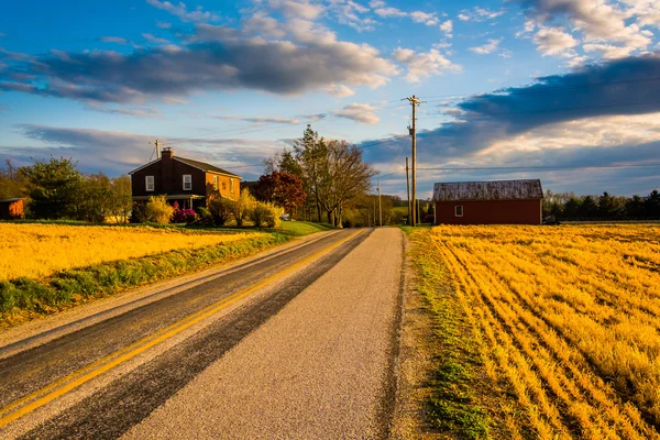 House and barn along a country road in rural York County, Pennsy — Stock Photo, Image