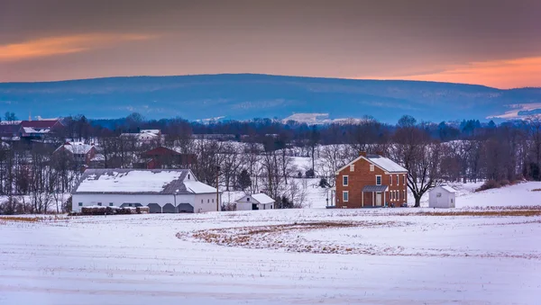 ハウスとゲティスバーグ、penns の雪に覆われた圃場納屋 — ストック写真