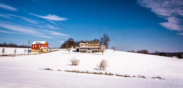 Casa y granero en campos de cultivo cubiertos de nieve en Carroll Coun rural —  Fotos de Stock