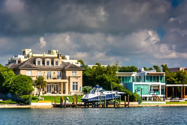 Casas ao longo do Canal Collins, em Miami Beach, Flórida . — Fotografia de Stock