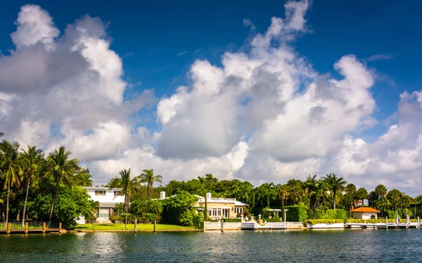 Häuser entlang des collins kanals, in miami beach, florida. — Stockfoto