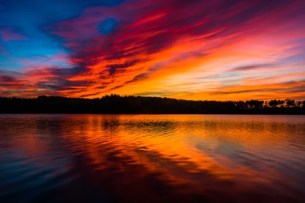 Increíble puesta de sol de colores, en el embalse de Long Arm, cerca de Hannover , —  Fotos de Stock