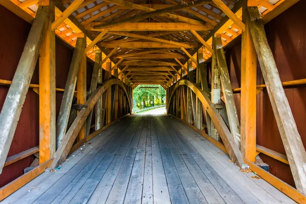 Εσωτερικό του μια καλυμμένη γέφυρα στην αγροτική κομητεία, pennsylv Λάνκαστερ — Φωτογραφία Αρχείου