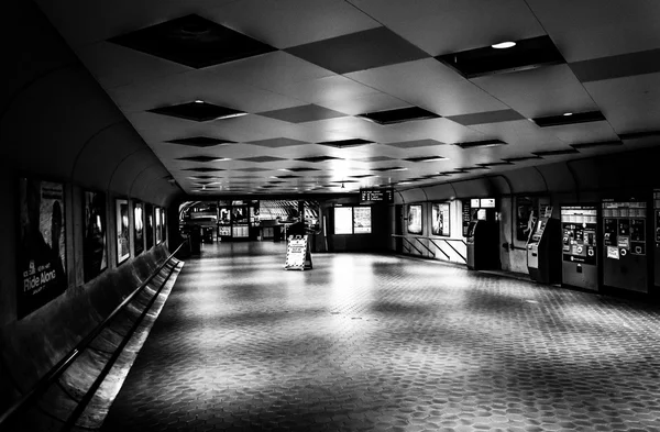 Interno della stazione della metropolitana Smithsonian, a Washington, DC . — Foto Stock