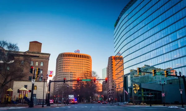 Intersección y edificios modernos en el centro de Wilmington, Delawa — Foto de Stock