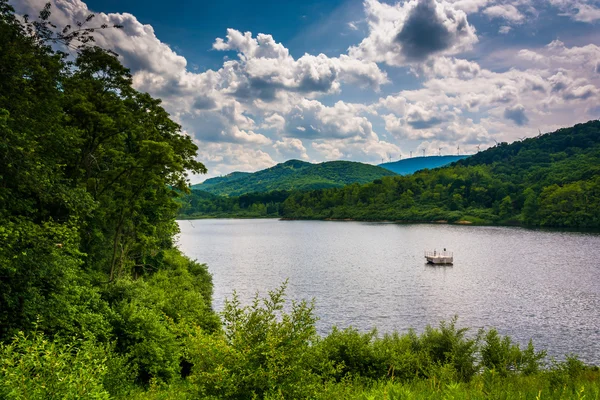 Lake in the rural Potomac Highlands of West Virginia. — Stock Photo, Image