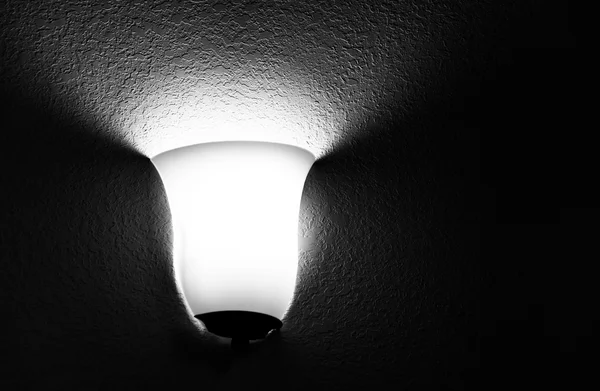 Lampada in una stanza d'albergo . — Foto Stock