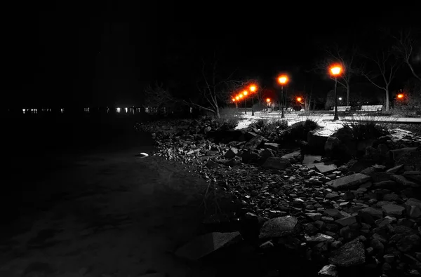 Lambalar ve kayalar gece chesapeake Körfezi kıyısında, — Stok fotoğraf