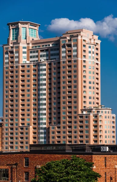 大的公寓楼，从在巴尔的摩，联邦山上看 m — 图库照片