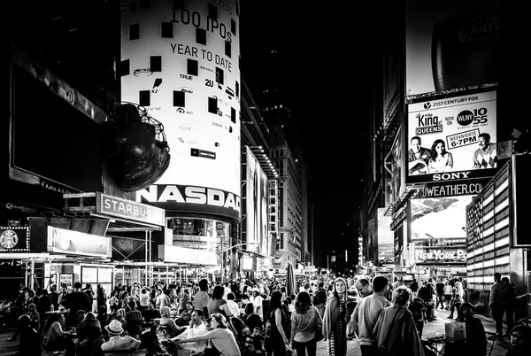 Nagy tömeg ember, a times square éjjel, a belvárosi manha — Stock Fotó