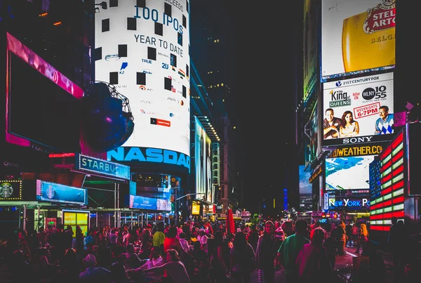 Nagy tömeg ember, a times square éjjel, a belvárosi manha — Stock Fotó