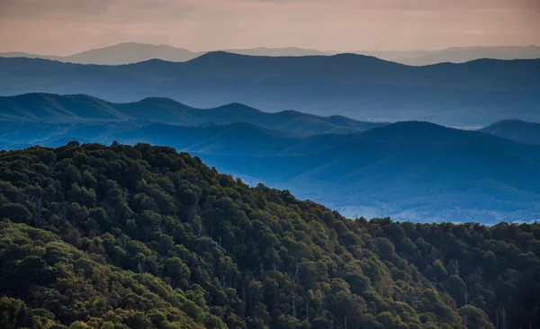 Taşlı anne gördüm blue ridge mountains sırtlar katmanları — Stok fotoğraf