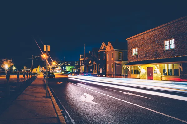 Lätta spår på en gata på natten i Hannover, pennsylvania. — Stockfoto