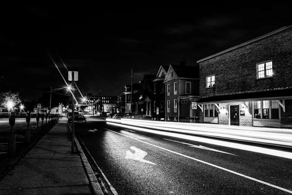 Light trails on a street at night in Hanover, Pennsylvania. — Stock Photo, Image