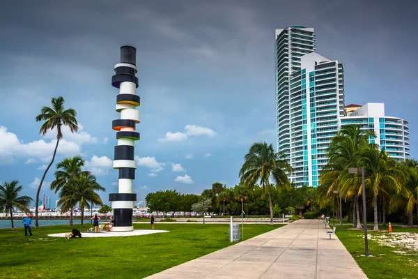 Escultura de farol e passarela no South Pointe Park, Miami Bea — Fotografia de Stock
