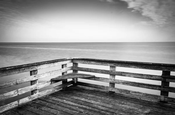 Long exposure a pier and the Chesapeake Bay in Chesapeake Beach, — Stock Photo, Image