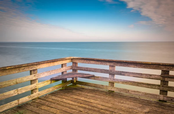 Long exposure a pier and the Chesapeake Bay in Chesapeake Beach, — Stock Photo, Image