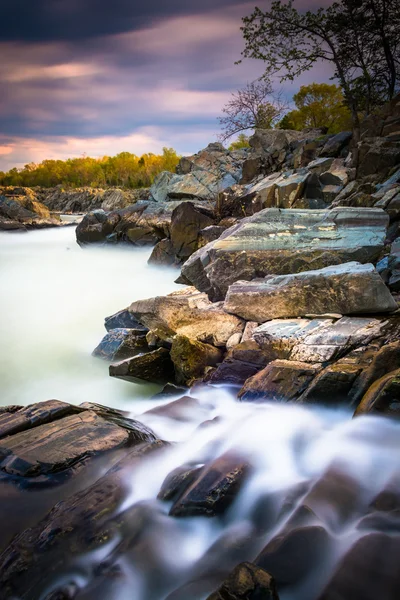 Dlouhé expozice při západu slunce peřejí v great falls park, virginia. — Stock fotografie