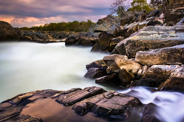 Dlouhé expozice při západu slunce peřejí v great falls park, virginia. — Stock fotografie