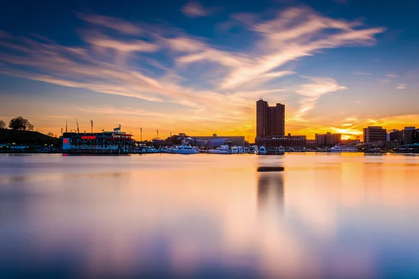 马里兰州巴尔的摩，内在港日落时的长时间曝光 — 图库照片