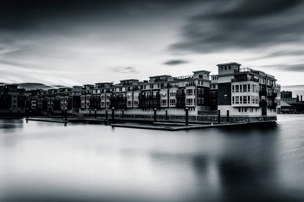 Lange blootstelling bij zonsondergang van waterkant flatgebouwen op de binnenste — Stockfoto