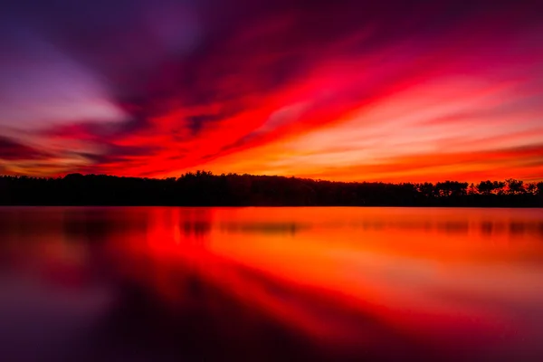 Longa exposição ao pôr do sol, em Long Arm Reservoir, perto de Hanôver, Pe — Fotografia de Stock