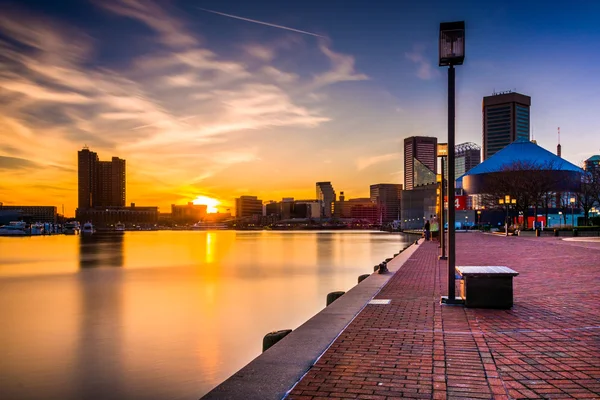 Longa exposição ao pôr-do-sol, no Porto Interior em Baltimore, Maryl — Fotografia de Stock