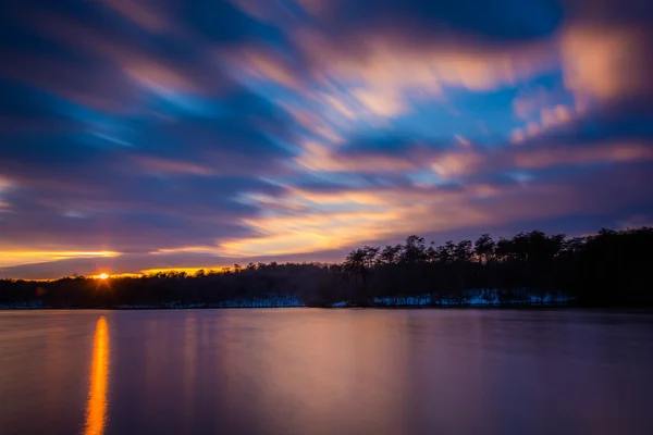 Langzeitbelichtung des Prettyboy Reservoirs bei Sonnenuntergang, in Baltimore Cou — Stockfoto