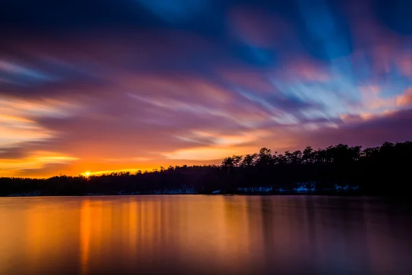 Lunga esposizione di Prettyboy Reservoir al tramonto, a Baltimora Cou — Foto Stock