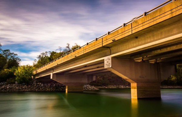 Larga exposición de un puente sobre el lago Marburgo, en el estado de Codorus Pa — Foto de Stock