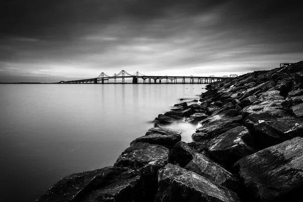 Larga exposición de un embarcadero y el puente de la bahía de Chesapeake, desde San — Foto de Stock
