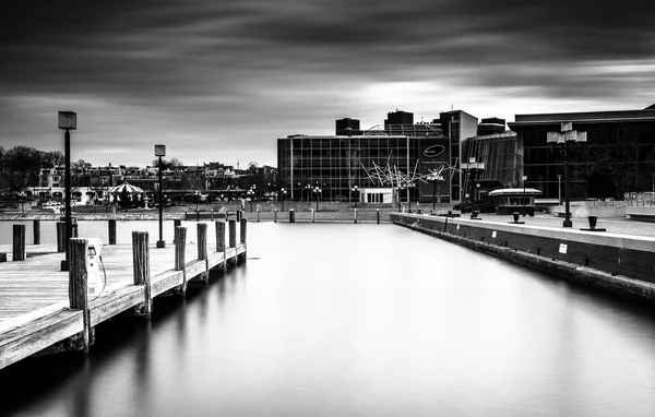 Longa exposição de um cais e do Centro de Ciências de Maryland no I — Fotografia de Stock