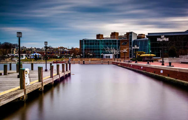 Long exposure of a pier and the Maryland Science Center at the I — Stock Photo, Image