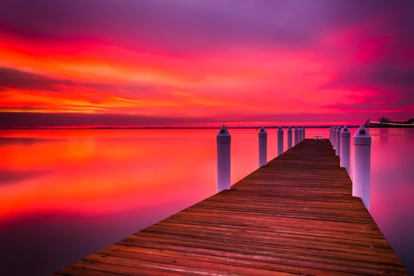 Longue exposition d'une jetée au coucher du soleil, sur la baie de Chesapeake dans le Kent — Photo