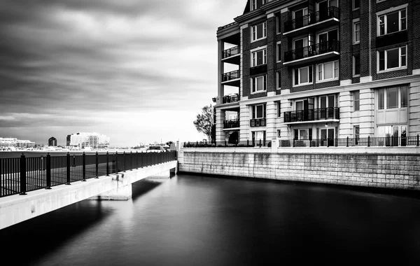 Lange Belichtung von Brücken und Eigentumswohnungen am Wasser im Inneren — Stockfoto