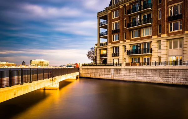 Long exposure of bridge and waterfront condominiums in the Inner — Stock Photo, Image