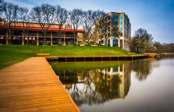 Long exposure of a walkway and buildings along the shore of Lake — Stock Photo, Image