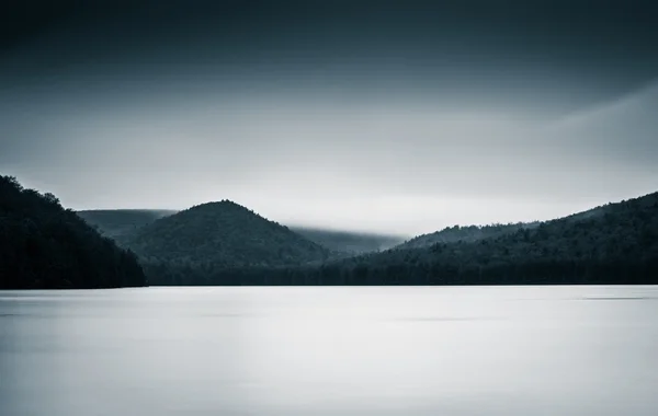 Larga exposición de nubes moviéndose sobre montañas y Long Pine Run — Foto de Stock