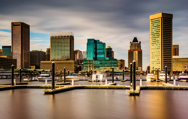 Long exposure of docks and the skyline at the Inner Harbor, Balt — Stock Photo, Image