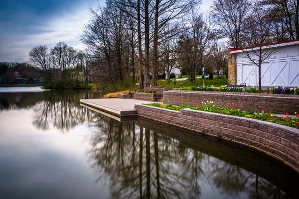 Long exposure of gardens on the shore of Wilde Lake, in Columbia — Stock Photo, Image