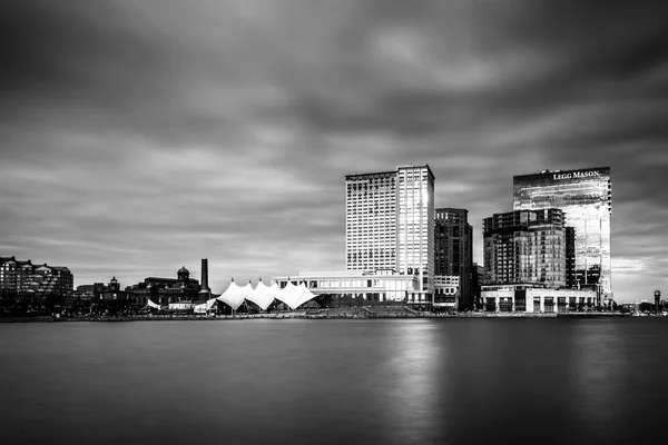 Larga exposición de rascacielos en Harbor East, visto desde el interior —  Fotos de Stock