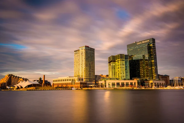 Larga exposición de rascacielos en Harbor East, visto desde el interior — Foto de Stock