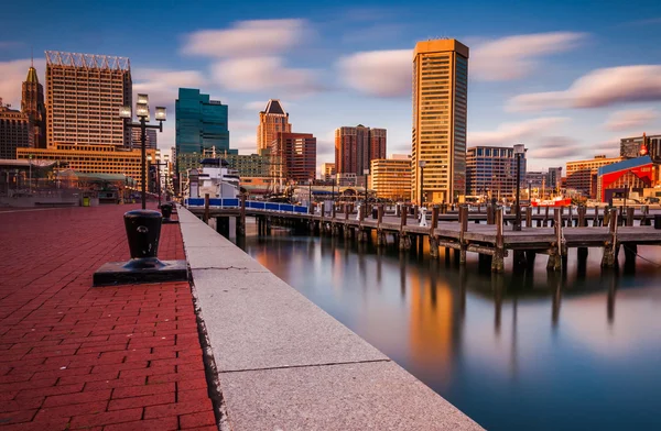 Long exposure of the Baltimore Skyline and Inner Harbor Promenad — Stock Photo, Image